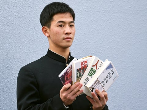 ライブDVDと本を持って入寮