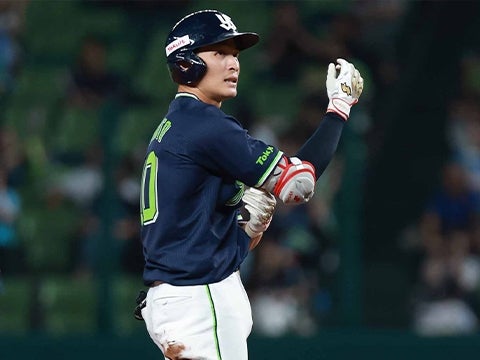 宮本選手が二塁打を放つ