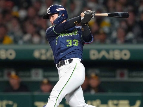 内山選手が同点のタイムリー二塁打を放つ