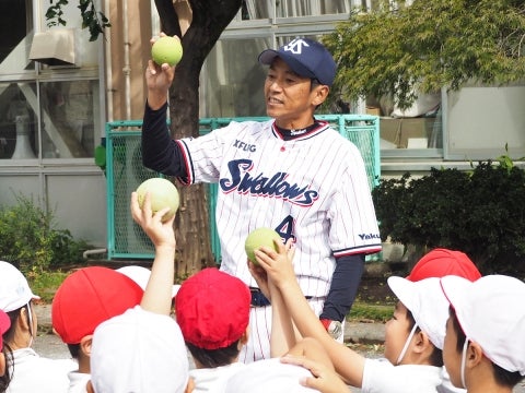 度会氏と河端氏が高井戸東小学校で投げ方指導！