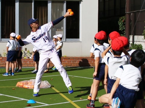 山部氏、河端氏、秋吉投手が新宿区立四谷小学校で投げ方指導！