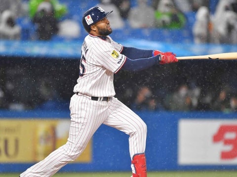 サンタナ選手が4号2ランを放つ