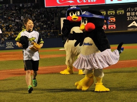 つば九郎も重量挙げ