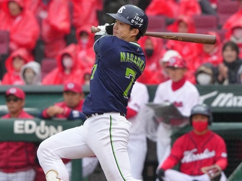 長岡選手がタイムリーを放つ