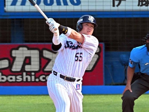 村上選手が15号ソロを放つ