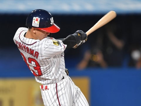 内山壮選手が代打で安打を放つ