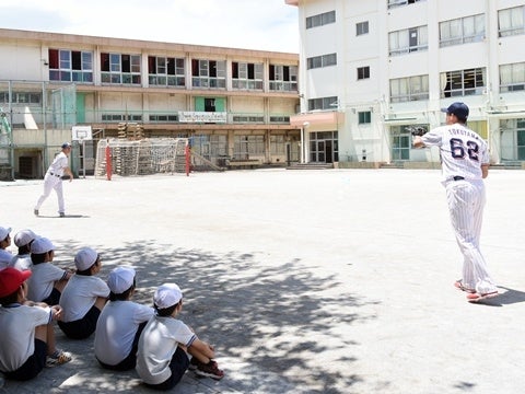 河端氏と徳山氏が目黒区立大岡山小学校で投げ方指導！