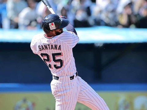 サンタナ選手が逆転2ランを放つ