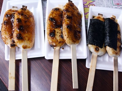 「つば九郎米吾平餅」や「燕むすび」も