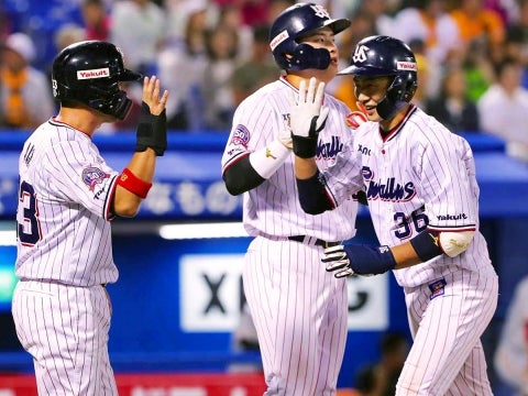 勝ち越しとなる10号3ラン