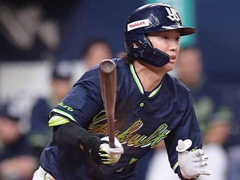 長岡選手が2本の二塁打を放つ