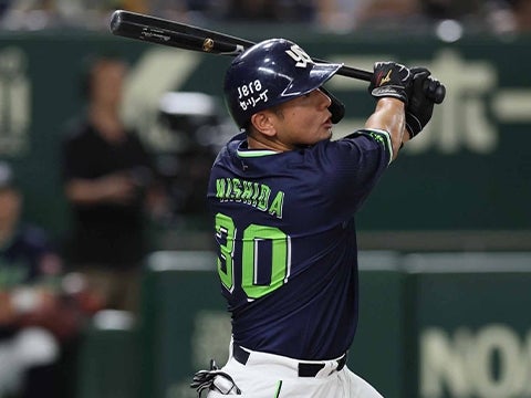 西田選手がタイムリーを放つ