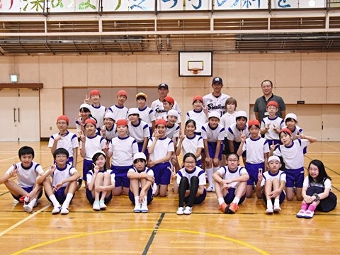 山部氏と河端氏が港区立芝小学校で投げ方指導！