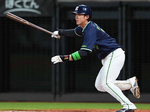 長岡選手が先制タイムリーを放つ