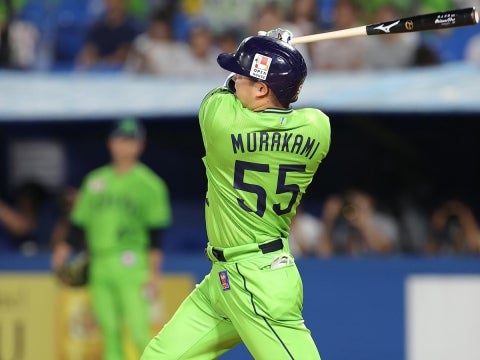 村上選手がタイムリー二塁打を放つ