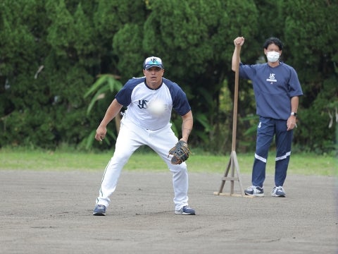 守備練習を行うオスナ選手