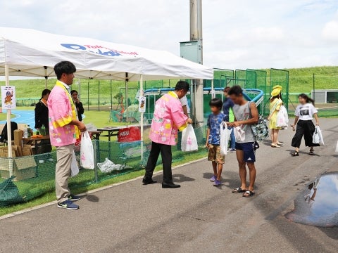 日向夏ドリンクとお菓子を配布
