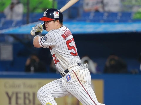 村上選手がタイムリーを放つ