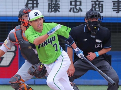 内川選手が代打で安打を放つ