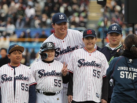 「2023東京ヤクルトスワローズファン感謝DAY」を開催！村上選手のそっくりさんが集結