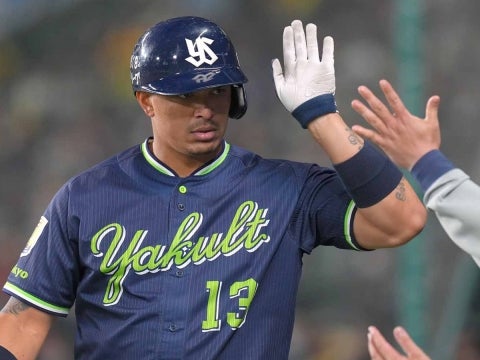 オスナ選手が試合を振り出しに戻す3号ソロを放つ！