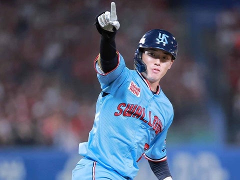 長岡選手がサヨナラの2点タイムリー二塁打を放つ