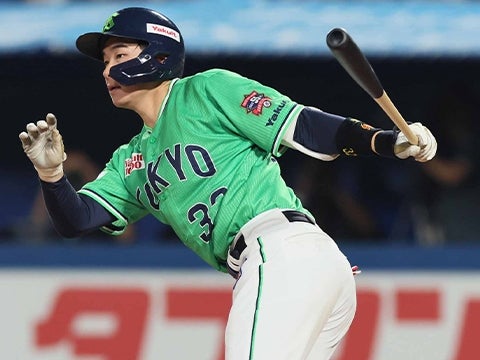 松本直選手がタイムリーを放つ