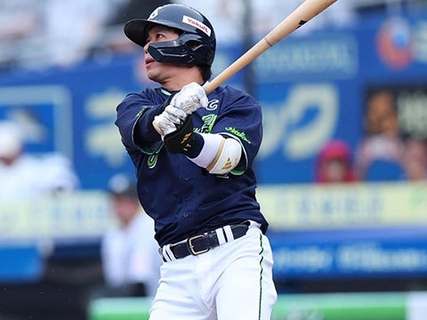 山田選手が4号ソロを放つ