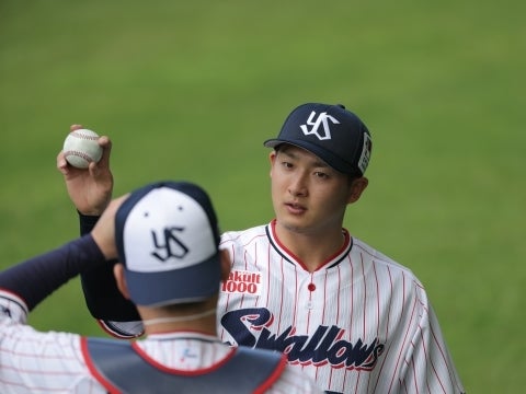 投球練習を終える梅野投手