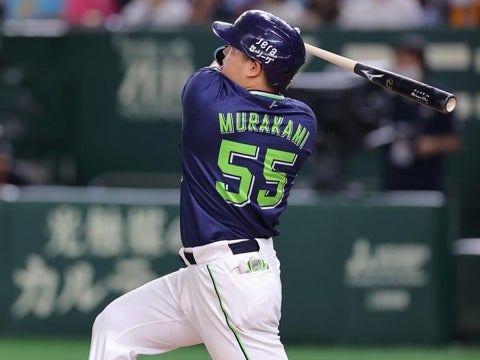 村上選手が3号2ランを放つ