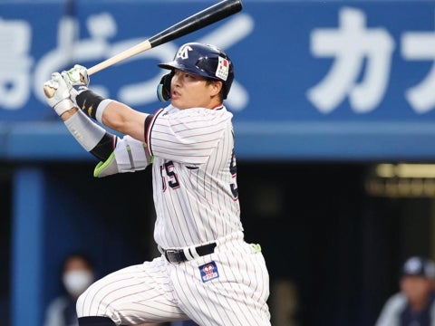 村上選手が初回に先制タイムリー二塁打