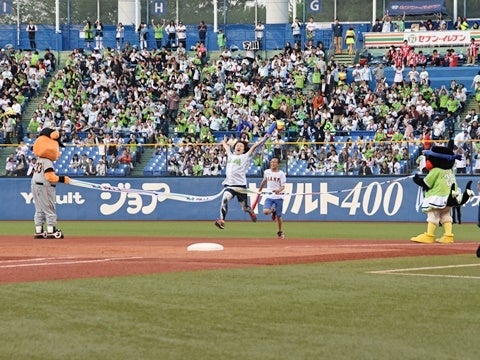 グラウンドを駆け回れ！リレー対決