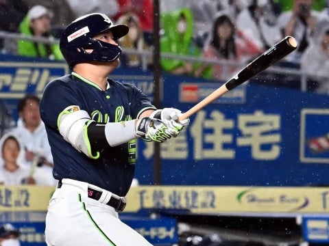 村上選手が11号2ランを放つ