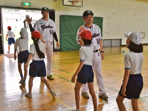 河端氏と徳山氏が新宿区立四谷第六小学校で投げ方指導！