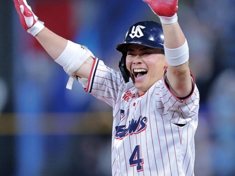 丸山和選手がサヨナラ勝ちにつながるバント安打！