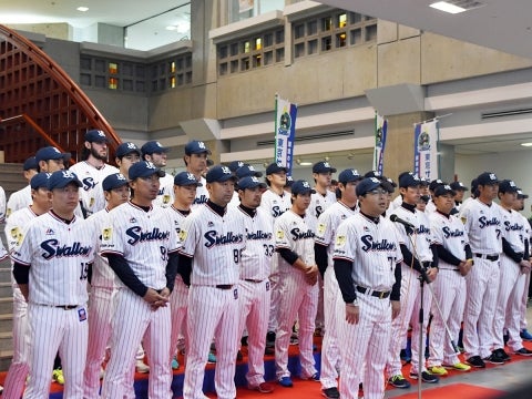 キャンプインで新ユニホーム姿をお披露目！