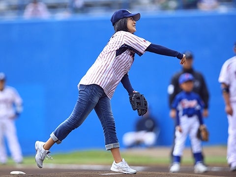 始球式を務めたのは女優の高木美保さん