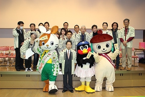 浅草新仲見世商店街の皆さんと記念撮影！