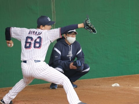 古田臨時コーチの前で投球練習を行う宮台投手