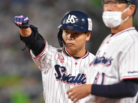 山崎選手が4安打の活躍で打線を牽引！