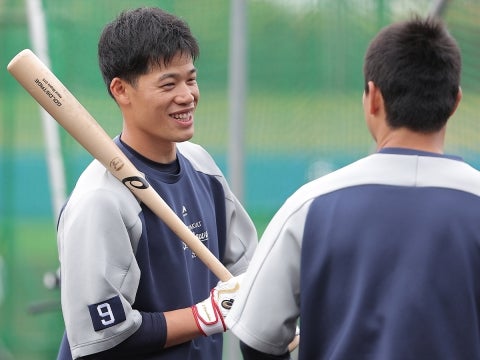 笑顔を見せる塩見選手