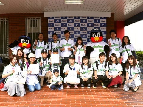 笑顔で記念撮影