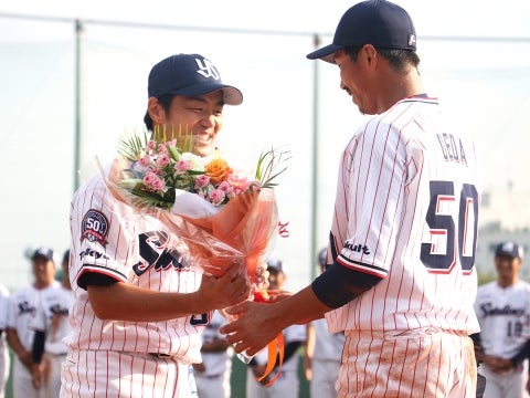 三輪選手へ花束贈呈