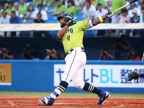 先制の2点タイムリー二塁打