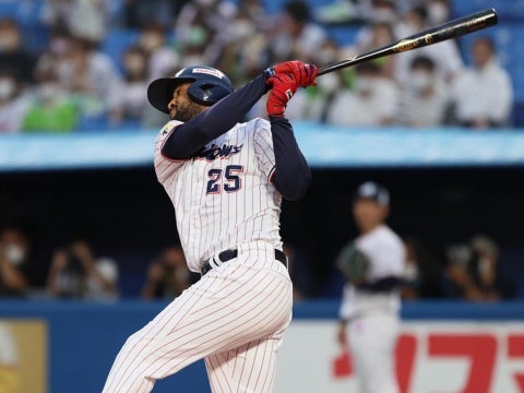 サンタナ選手がバースデーアーチを放つ