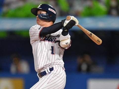 山田選手が一時逆転となる32号3ランを放つ