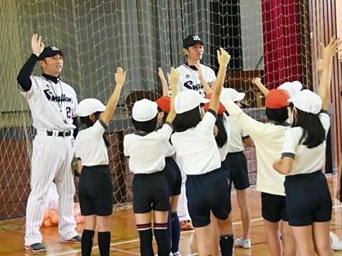 山部氏と河端氏が狛江市立狛江第六小学校で投げ方指導！