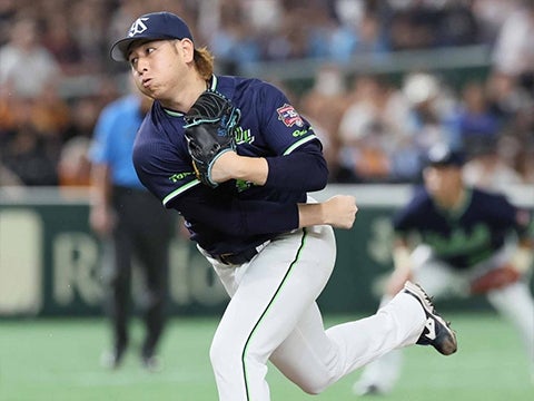 小澤投手がプロ初セーブを挙げる