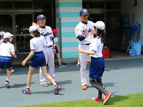 山部氏と河端氏が新宿区立四谷第六小学校で投げ方指導！