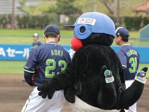 青木選手とコミュニケーションを取るつば九郎